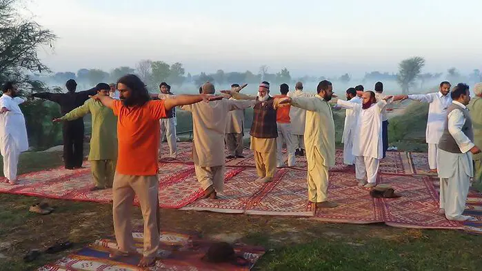 जानिए पाकिस्तानी मुस्लिम योग अध्यापक की कहानी 6