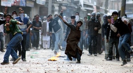 ISIS का झंडा जलाने के बाद कश्मीरी सुन्नी मुस्लिम लोगो ने की हिंसा, कश्मीर में कर्फ्यू 2
