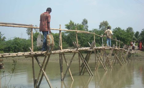 नेताओं ने किया मना तो गांववाले पुल बनाने को सोशल मीडिया पर मांग रहे मदद 2