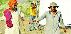 किसान ने जमीन बेचकर सूखे पर फिल्म बनाई 15