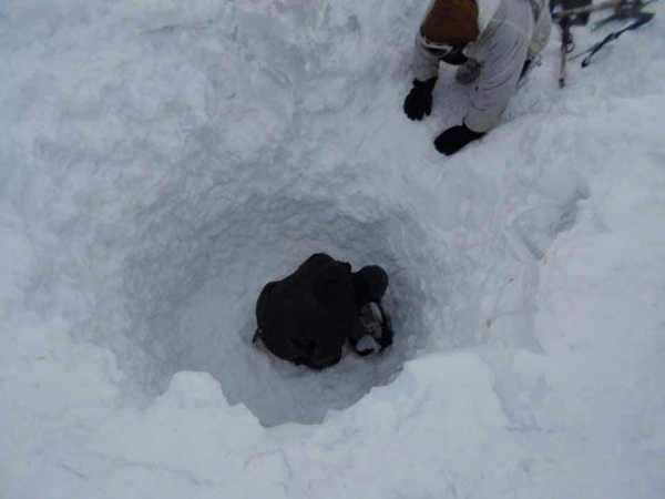 6 दिन तक 25 फ़ीट बर्फ में दबे रहने के बाद जिन्दा निकला सैनिक 2