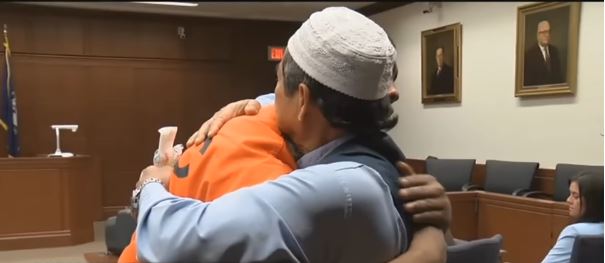 एक पिता ने अपने बेटे के कातिल को माफ करते हुए लगाया गले, दुनिया भर में हो रही प्रशंसा 5