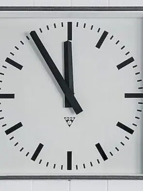 Vastu tips: क्या आपने भी तो नहीं कर दी ये गलती, अपनी दीवार घड़ी को इस दिशा में लगाकर!