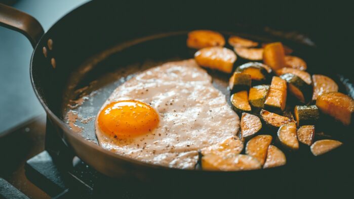 नॉनस्टिक(Non-Stick) और सिरेमिक बर्तनों(Ceramics Cookware) के छिपे खतरे: स्वास्थ में बड़ी समस्या खड़ी करते हैं ये 9 नॉनस्टिक और सिरेमिक कुकवेयर के छिपे खतरे: जोखिमों को समझना