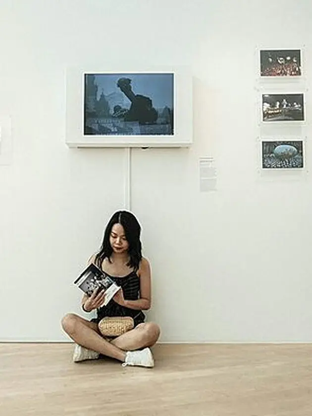 woman sit on floor