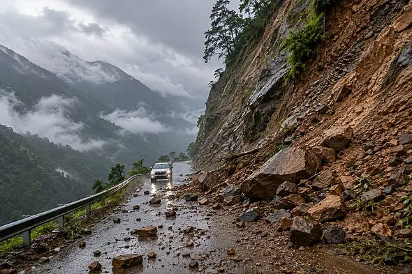 मानसून में पहाड़ों की यात्रा से पहले जान लें: लैंडस्लाइड के बढ़ते खतरे और 5 जरूरी सुरक्षा नियम 3